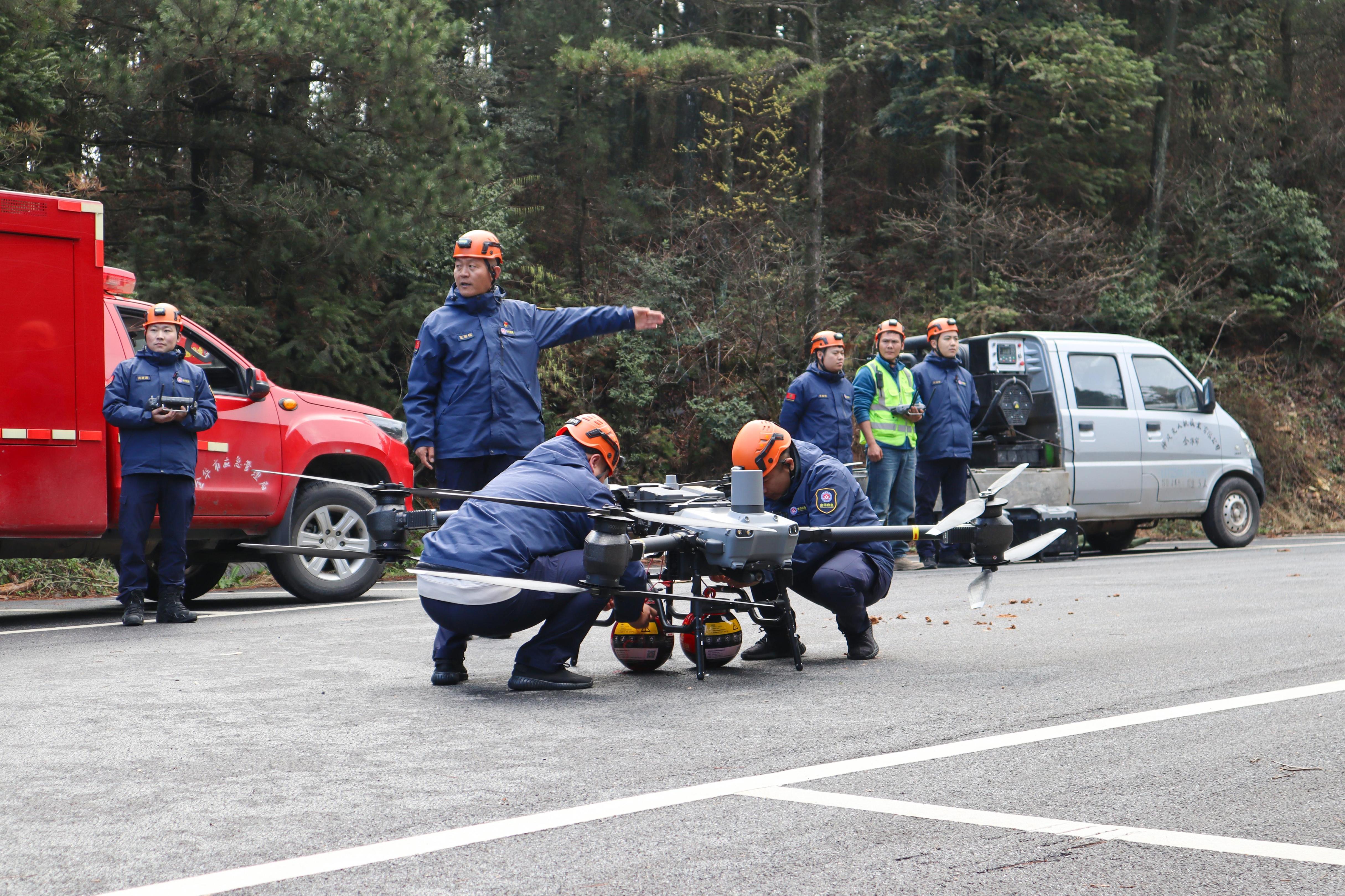 在金华市北山林场，金华市无人机应急消防智慧救援大队进行无人机灭火演练。人民网记者 孙鹏摄